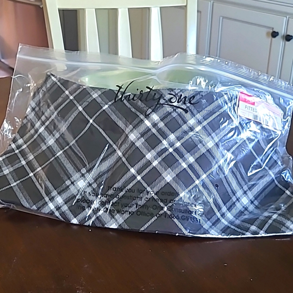 Thirty one fitted purse skirt in black pick me plaid